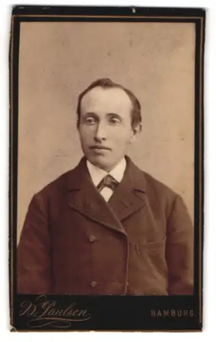 Fotografie W. Paulsen, Hamburg, Stein Str. 58, Porträt eines Mannes in adretter Kleidung
