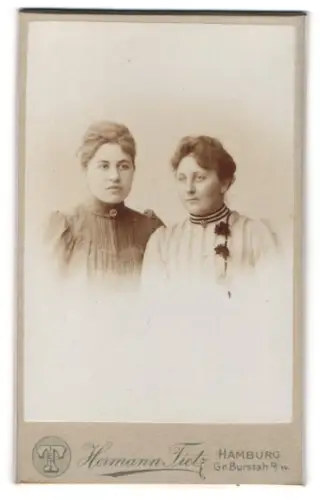 Fotografie Hermann Tietz, Hamburg, Gr. Burstah 12/14, Zwei Damen in eleganter Kleidung
