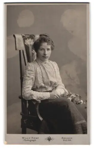 Fotografie Willy Dose, Bremen, Wall 116, Junge Frau auf Stuhl mit Blumenstrauss
