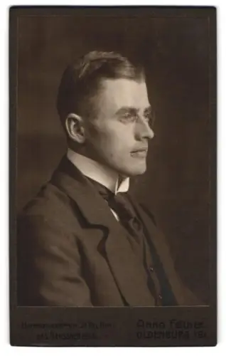 Fotografie Anna Feilner, Oldenburg i. Gr., Innerer Damm 12, Porträt eines Herrn im Anzug mit Brille