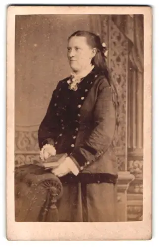 Fotografie Carl Wolf, Celle, Altencellerthor No.1, Dame in einem eleganten Kleid