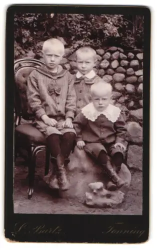 Fotografie L. Bartz, Tönning, Norwegen 27, Drei Kinder in traditioneller Kleidung