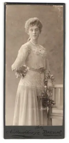 Fotografie N. Raschkon jr., Breslau, Ohlauerstrasse 4, Frau in eleganter Spitze