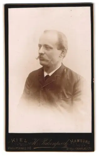 Fotografie H. Pickenpack, Kiel, Knooperweg 110, Porträt eines Mannes mit Schnurrbart