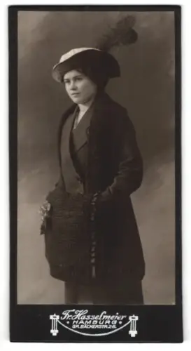 Fotografie Fr. Hasselmeier, Hamburg, Gr. Bäckerstrasse 26, Elegante Dame mit Hut