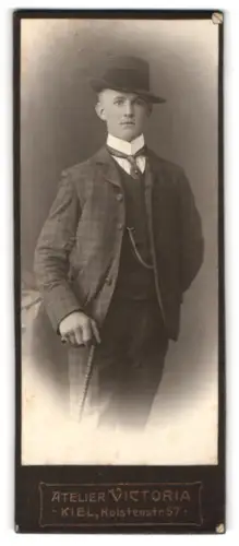 Fotografie Atelier Victoria, Kiel, Holstenstrasse 57, Eleganter junger Mann mit Hut