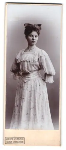Fotografie Atelier Wertheim, Berlin, Leipzigerstr., Porträt einer jungen Frau