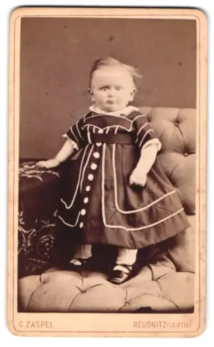 Fotografie C. Zaspel, Reudnitz /Leipzig, Kurze-Str. 4, Kleinkind im Kleid