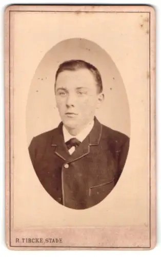 Fotografie R. Tibcke, Stade, Eingang Wallstrasse, Porträt eines jungen Mannes