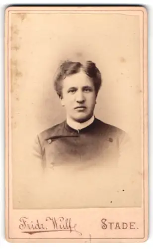 Fotografie Fridr. Wulf, Stade, Ecke der Höker- & kl. Schmiedestr., Elegantes Porträt einer Person