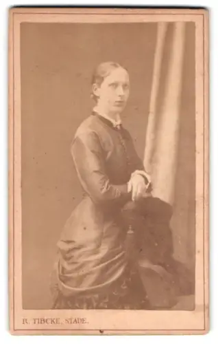 Fotografie R. Tibcke, Stade, Ecke der Höker- & kl. Schmiedestr., Damenportrait im eleganten Kleid