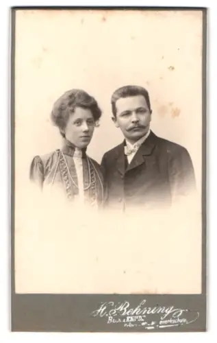 Fotografie H. Behning, Buxtehude, Porträt eines Paares