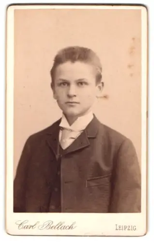Fotografie Carl Bellach, Leipzig, Gellertstrasse 12, Porträt eines Jungen im Anzug