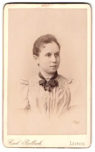 Fotografie Carl Bellach, Leipzig, Gellert-Strasse 12, Porträt einer jungen Frau