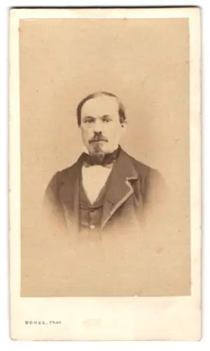 Fotografie Reischig & Reuss, Coblenz, Firmungstrasse 8, Porträt eines eleganten Herrn