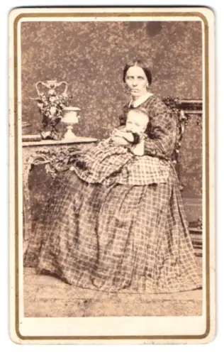 Fotografie unbekannter Fotograf und Ort, Porträt einer Frau mit Kind im Sommer 1866