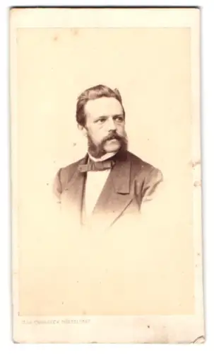 Fotografie G & A Overbeck, Düsseldorf, Porträt eines Mannes mit Bart