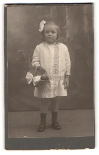 Fotografie unbekannter Fotograf und Ort, Kleines Kind mit Schleife