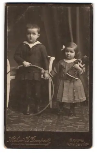 Fotografie Atelier G. Gompertz, Essen, Kettwigerstrasse 34, Zwei Kinder mit Puppe und Reifen