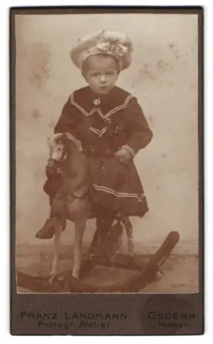 Fotografie Franz Landmann, Gedern /Hessen, Kind auf Schaukelpferd