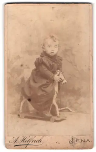 Fotografie A. Helfrich, Jena, Leutrastrasse 5, Kind mit Pferdespielzeug