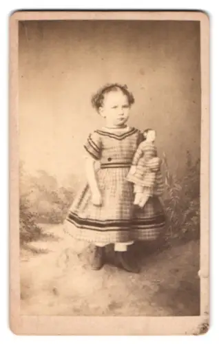 Fotografie Hermann Henning, Bornheim bei Frankfurt, Kind mit Puppe
