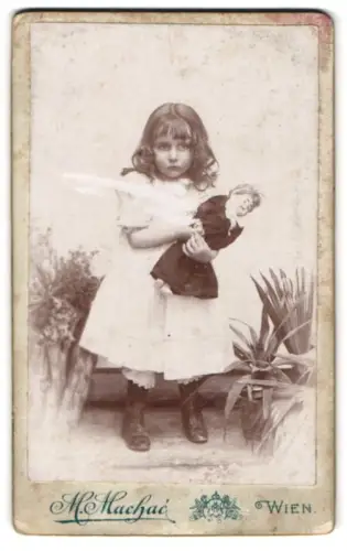Fotografie M. Machac, Wien, Kronprinz Rudolf-Strasse 50, Mädchen mit Puppe