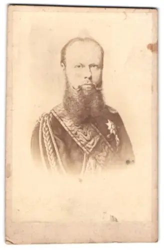 Fotografie unbekannter Fotograf und Ort, Porträt König Karl von Württemberg in Uniform