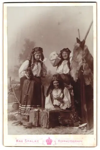 Fotografie Max Spalke, Wetzlar, Goethebrunnen, Tilli Ilian, Emmy Luis und Lina Gaerthe als Wahrsager 1905, Fasching