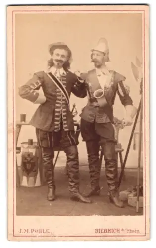 Fotografie J. M. Pohle, Biebrich am Rhein, Casernenstrasse 368, Zwei Männer in historischen Kostümen zum Fasching