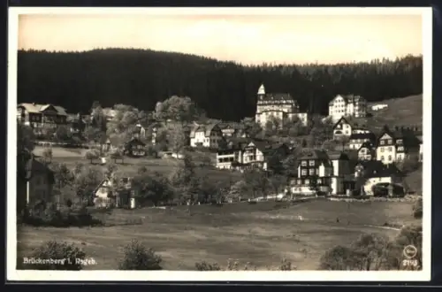 AK Brückenberg /Riesengebirge, Ortsansicht mit Waldblick