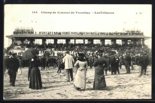 AK Tremblay, Champ de Courses, Les Tribunes