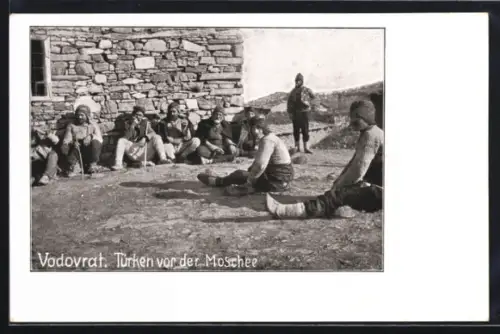 AK Vodovrat, Türken vor der Moschee