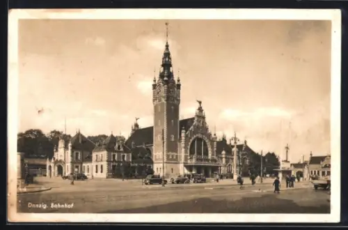 AK Danzig / Gdansk, Bahnhof vom Vorplatz aus gesehen