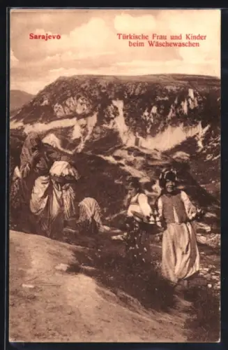 AK Sarajevo, Türkische Frau und Kinder beim Wäschewaschen