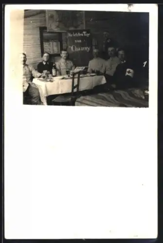 Foto-AK Chauny, Soldaten sitzen am Tisch