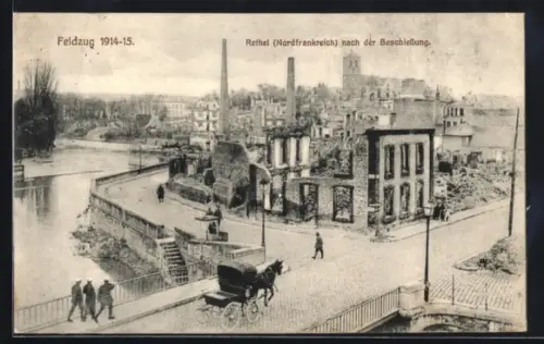 AK Rethel, Ortspartie nach der Beschiessung, Zerstörte Häuser, Leute