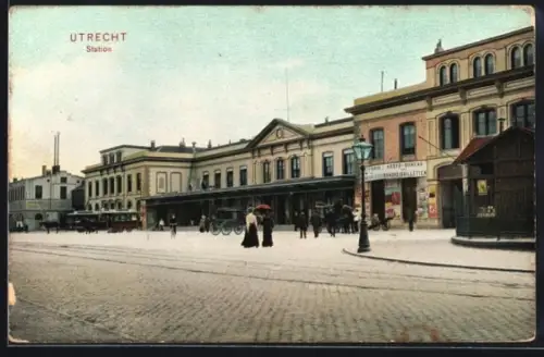 AK Utrecht, Station, Passanten vor dem Bahnhof