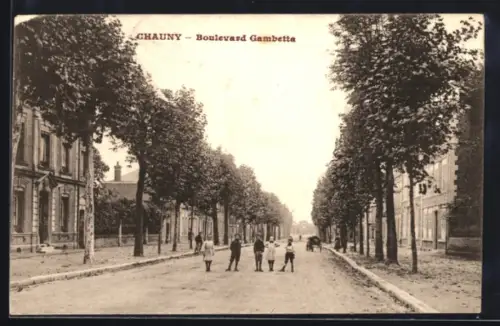 AK Chauny, Boulevard Gambetta avec enfants jouant dans l`allée arborée