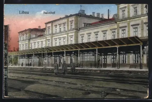 AK Libau, Bahnhof mit Soldaten