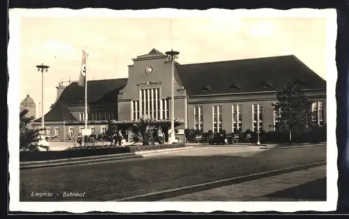 AK Liegnitz, Partie am Bahnhof, flagge