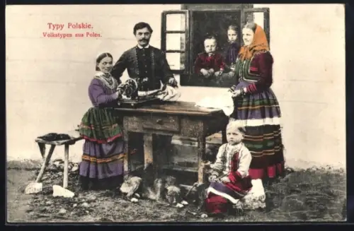 AK Polen, Familie an einer Nähmaschine und in Trachten