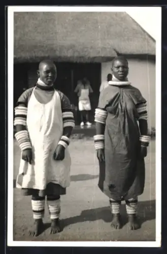 AK Zwei afrikanische Tänzerinnen in landestypischer Kleidung