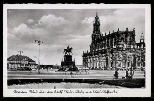 AK Dresden, Brücke über den Platz, Reiterstandbild, Kath. Hofkirche