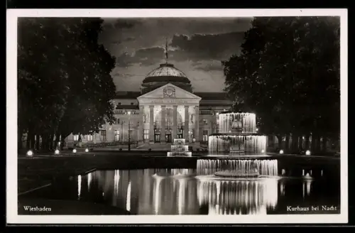 AK Wiesbaden, Kurhaus bei Nacht, Springbrunnen