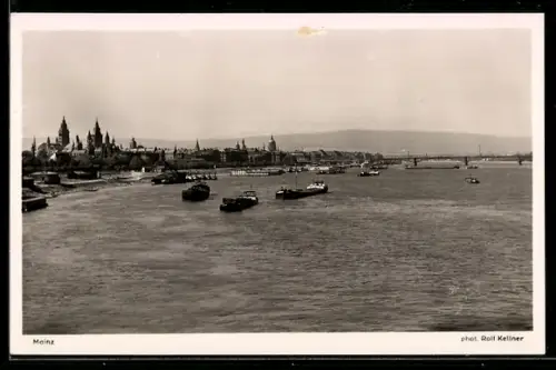 AK Mainz, Ansicht von der Eisenbahnbrücke, Rhein, Schiffe