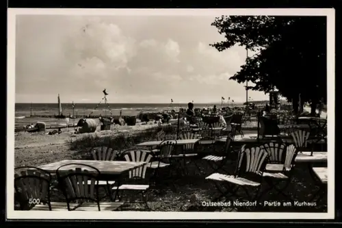 AK Niendorf /Ostsee, Partie am Kurhaus, Gaststätten-Tische, Strandpanorama