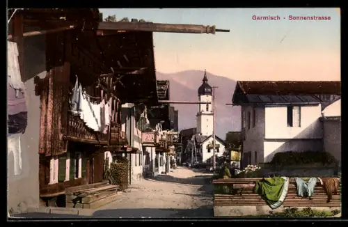 AK Garmisch, Sonnenstrasse, Strassenszene mit Kirche