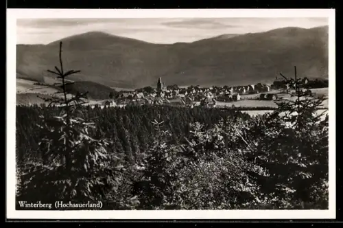 AK Winterberg /Hochsauerland, Ortsansicht mit Kirche und umliegenden Bergen