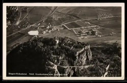 AK Singen-Hohentwiel, Städtisches Krankenhaus, Burg Hohentwiel aus der Luft
